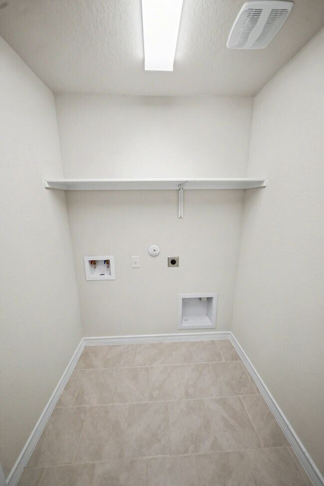 Building Photo - Like-New Cibolo Home with Flexible Living Space - Realtor Commission: $500