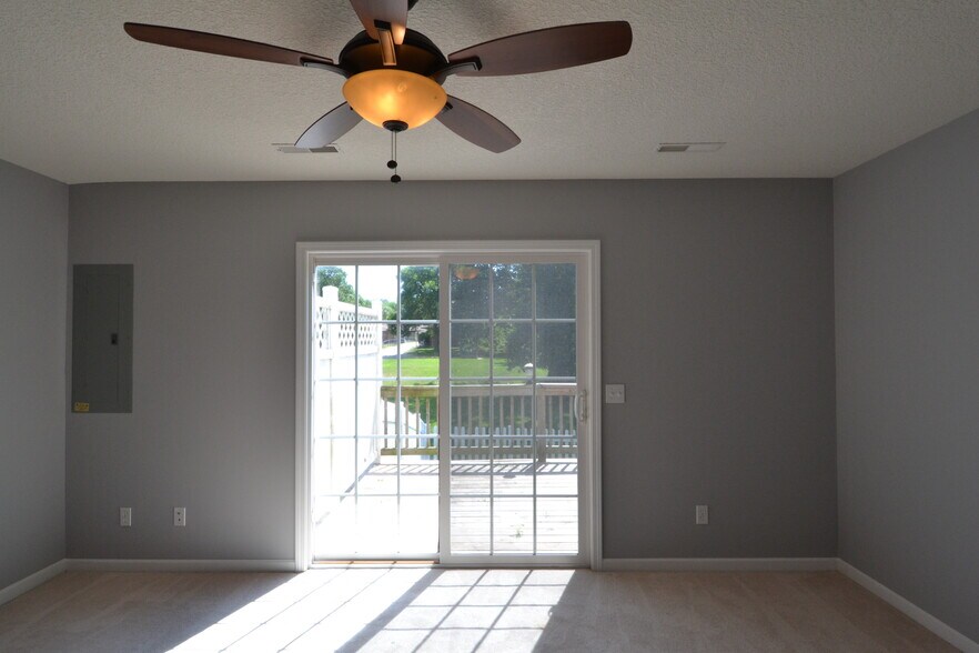 Building Photo - 1900 Salter Pl