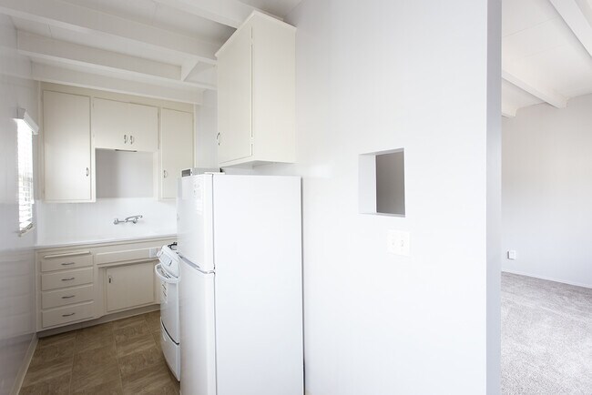 Building Photo - Rare Studio in La Jolla Village with Onsit...