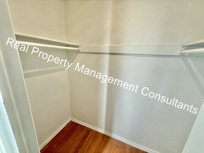 Building Photo - Updated 3-Bedroom Townhome Live Deposit Free with Obligo