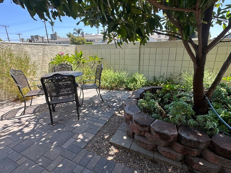 Private Courtyard - 14181 Goldenwest St