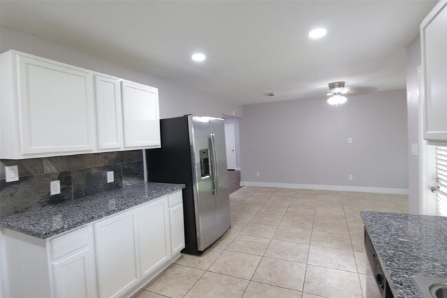 Building Photo - 7941 Longridge Dr