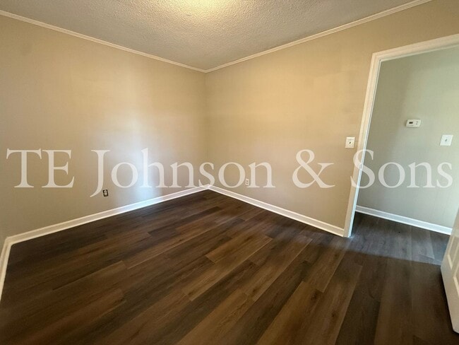 Building Photo - Cozy 3 Bedroom Home with Modern Touches in...