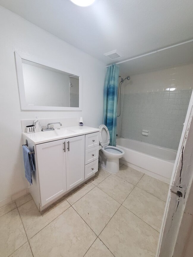 Building Photo - Spacious 1 Bedroom 1 Bath  With additional...