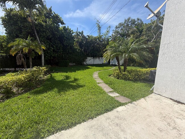 Building Photo - 5116 SW 57th Ave