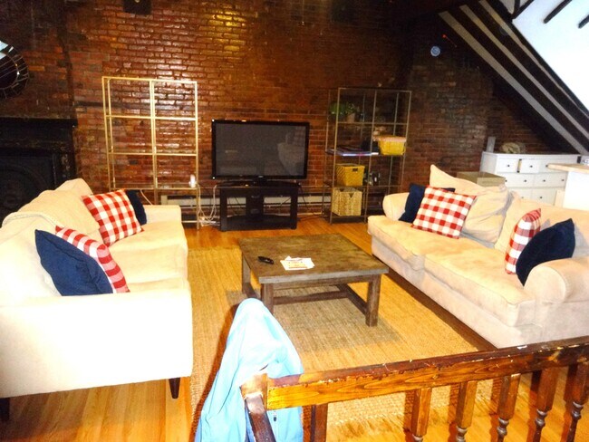 Primary Photo - 447 W Broadway