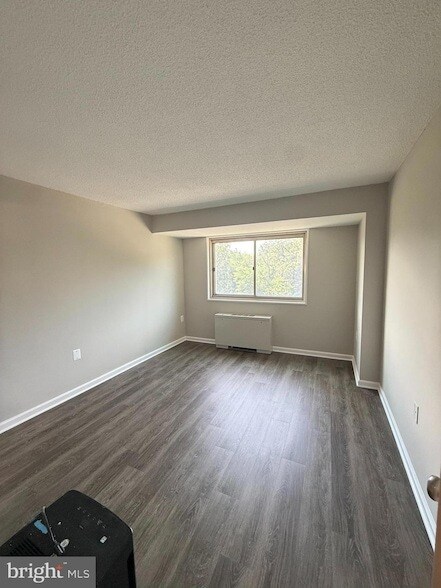 Building Photo - 2500 N Van Dorn St
