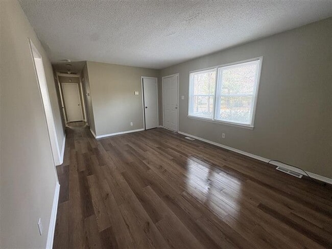 Building Photo - 3 Bed/1.5 Bath Single-Level Home - Reynolda Rd Area!