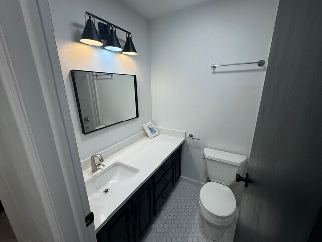 Building Photo - 910 620 E