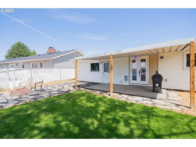 Building Photo - Gorgeous 3 Bedroom Remodel in Highly Desir...