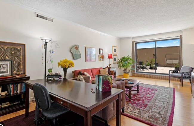 Building Photo - 1400 Hermann Dr