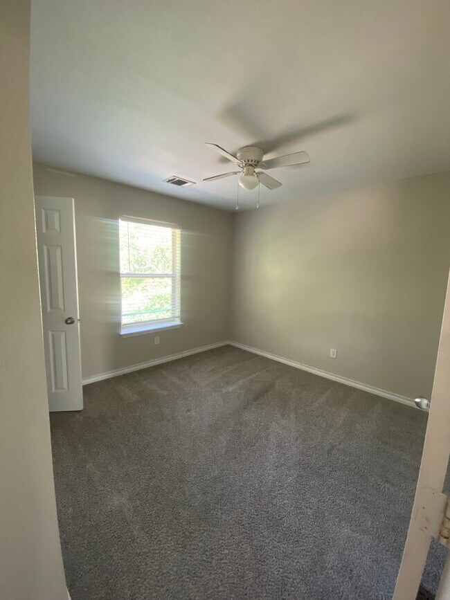 Building Photo - 267 Castleridge Dr
