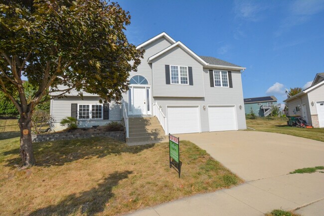 Primary Photo - Spacious 4 Bedroom in Fantastic Cul-De-Sac!