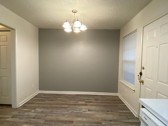 Building Photo - Move in Special! 2 bedroom 1.5 bath townhome