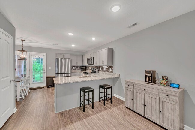 Building Photo - 253 Woodland Vly Ln