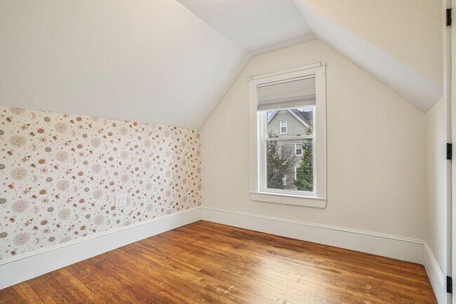 Building Photo - 16 Gordon St