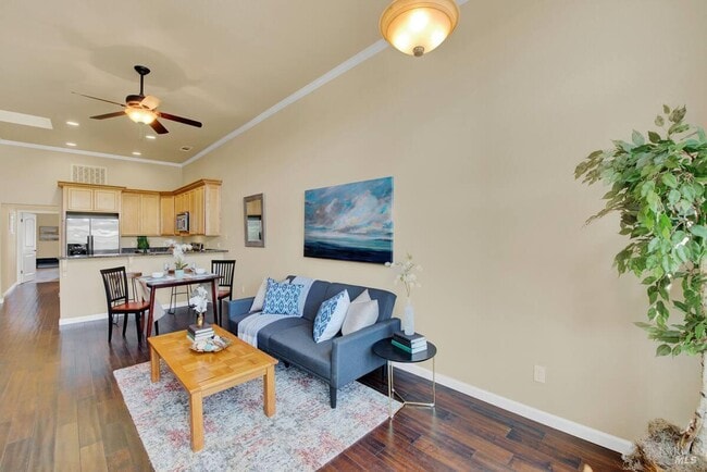 Building Photo - 528 Main St