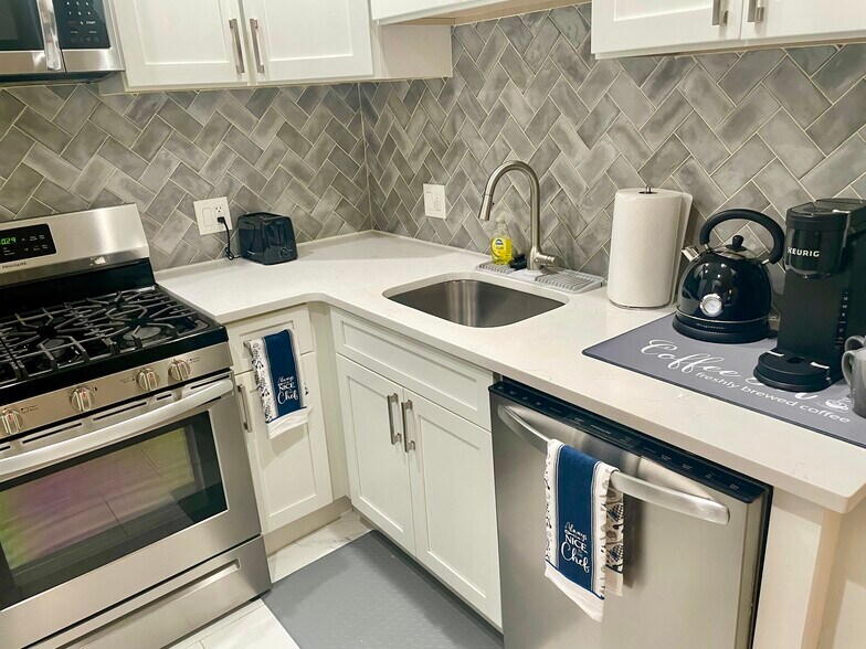 Building Photo - 35 S Oak Ave