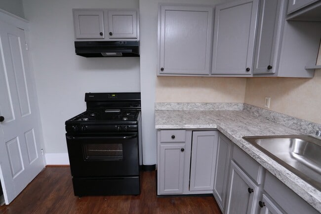 Building Photo - 402 N 8th St