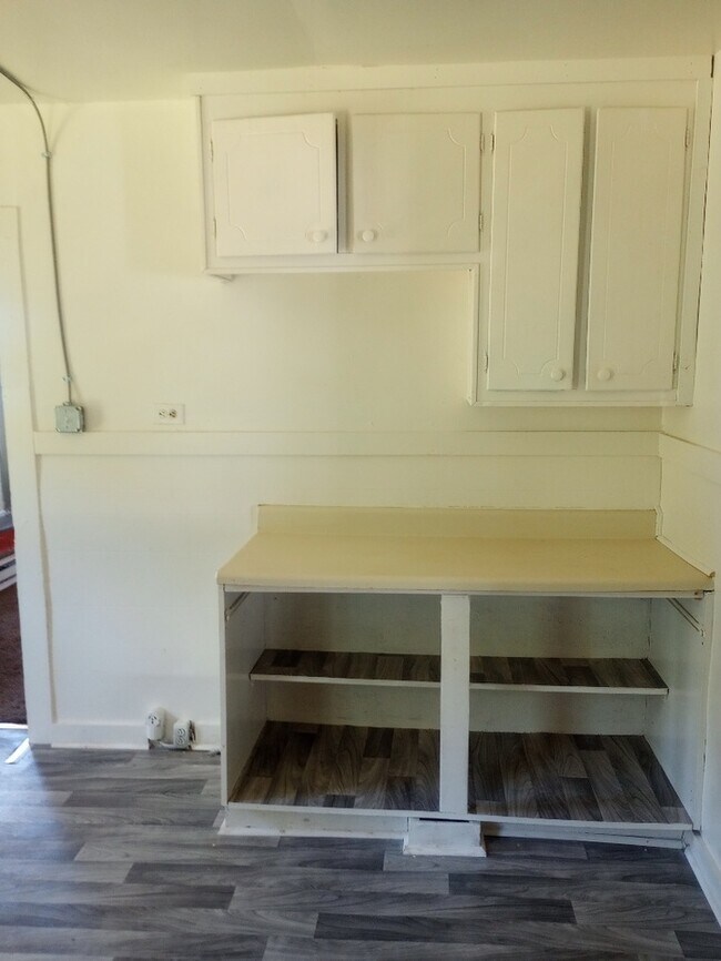 Building Photo - Price Drop! 2 Bedroom 1 Bathroom