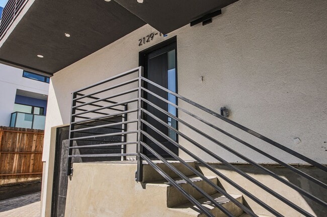 Building Photo - Ultra-Luxury Brand New 2 bed/2.5 bath and ...