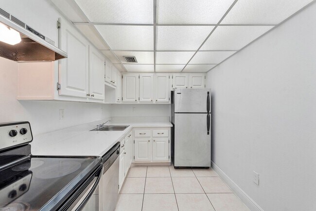 Building Photo - 1-Bedroom, 1.5-Bathroom Apartment in North Miami – Prime Location!