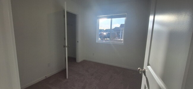 Building Photo - 3 Bedroom 2 Bathroom New build House