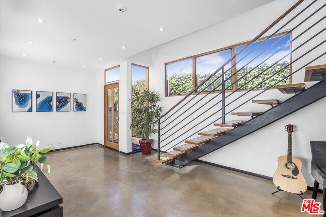 Building Photo - 661 Broadway St