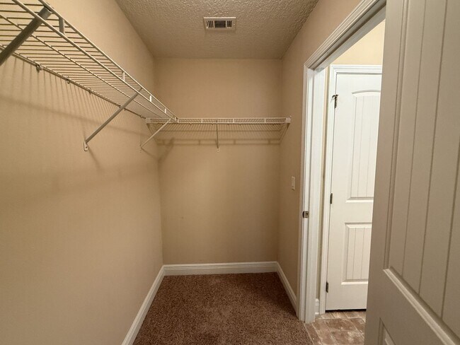 Building Photo - 3 Bedroom 2 Bath Home for Rent with Charmi...