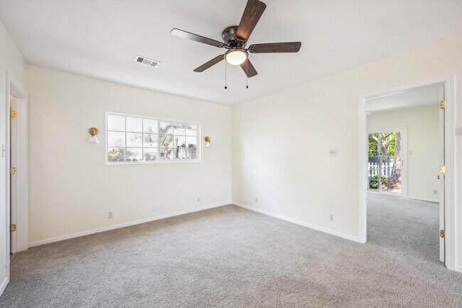 Livingroom - 1039 Stevenson St