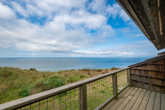 Building Photo - 3 Bedroom Condo on West Beach Bluffs