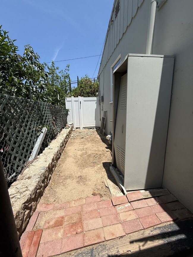 Building Photo - Remodeled Tujunga House