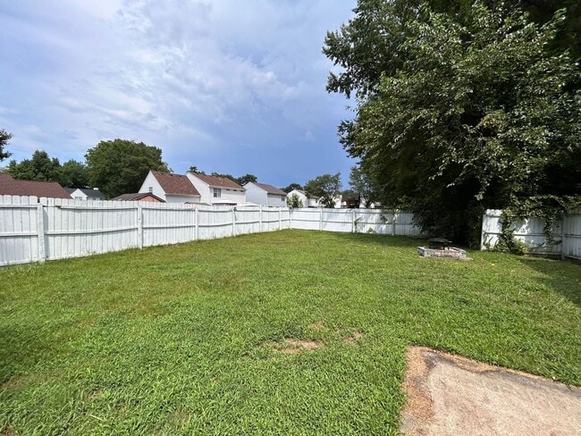 Building Photo - Spacious & Updated 4-Bedroom Gem in the He...