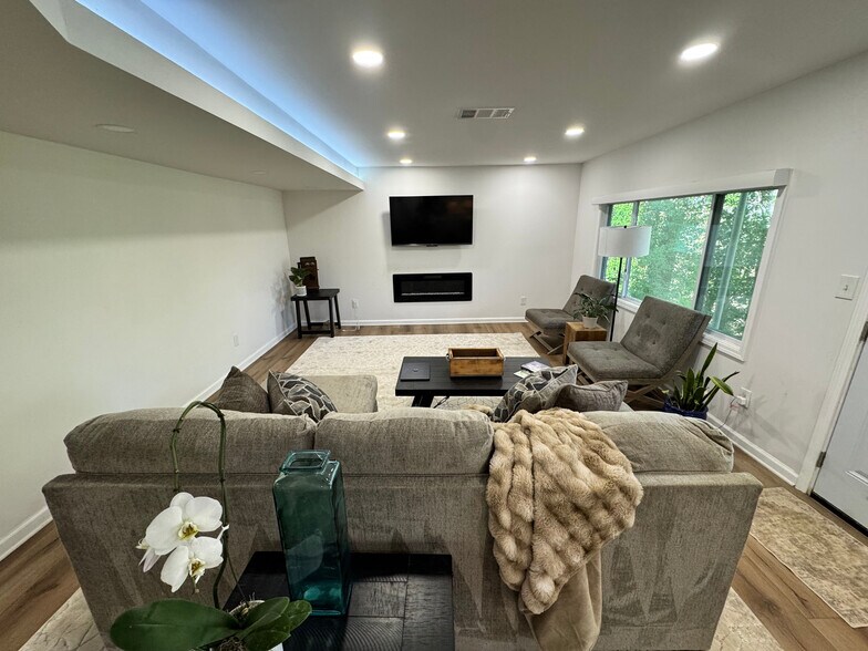 Building Photo - Room in Apartment on Wynfair Dr