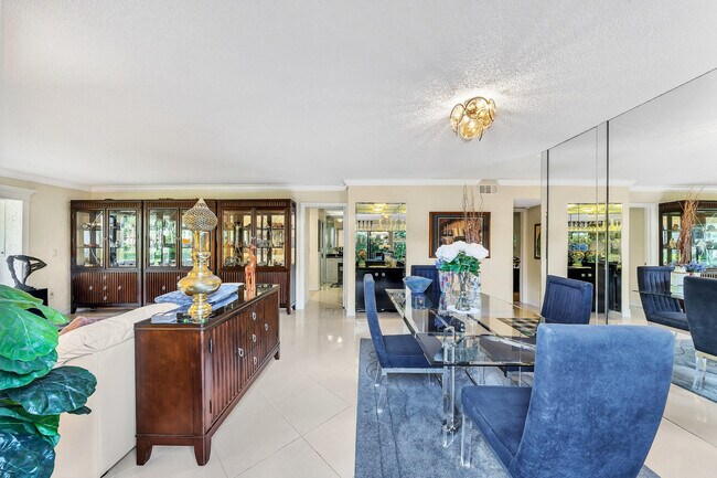 Building Photo - 9285 Vista del Lago