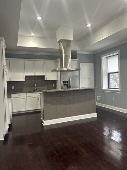 Modern Kitchen with Hood - 13 Chester St