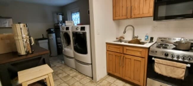 Building Photo - 1250 S Pinewood Dr