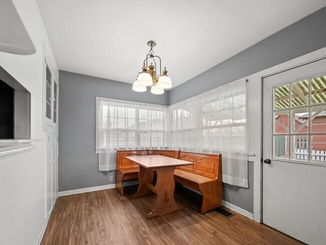 Building Photo - Peaceful northside home