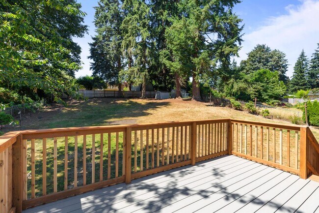 Building Photo - Huge fully fenced dog yard! RV/Boat extra parking! 4 bdrm 2.25 bath. Minutes to I-5, Everett Mall...