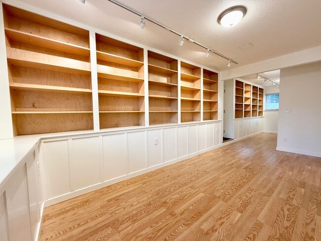 Building Photo - Coastal Living at its Finest (In-Law Suite...