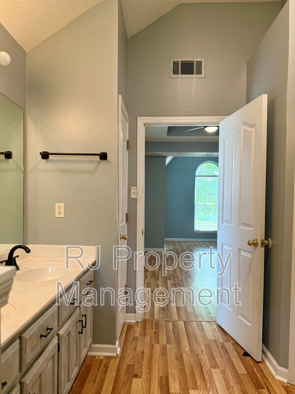 Building Photo - 6095 E Everett Hill Cir