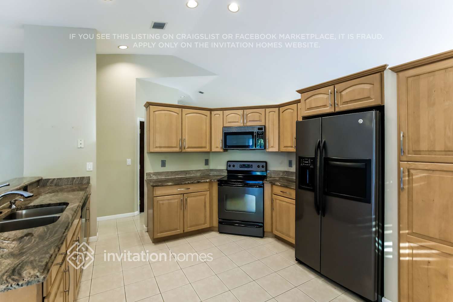 Building Photo - 16270 La Costa Dr