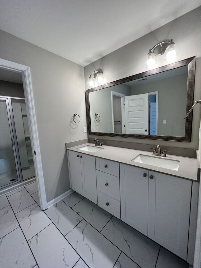 Building Photo - 3BR/2.5 BATH Townhome with Garage & Fenced...