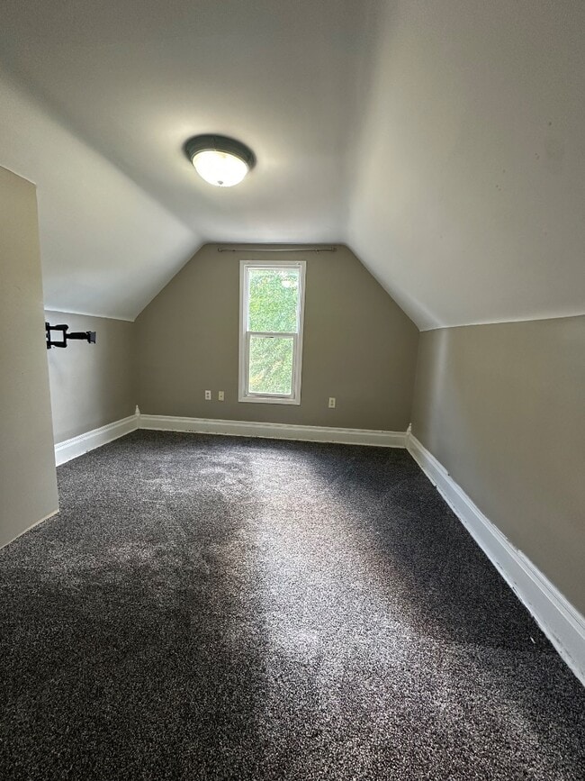 Building Photo - 112 Nadel Ave