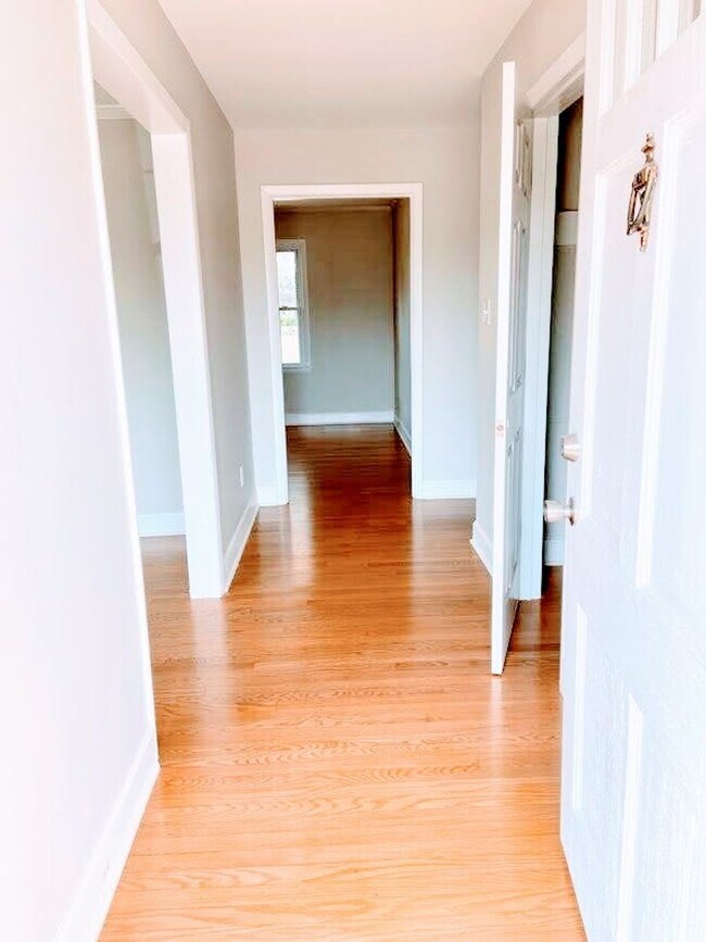 Building Photo - Great 4 Bedroom House