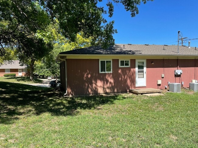 Building Photo - {10105} Charming 2 bedroom + 1 car garage + updated bathroom