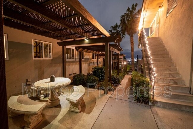 Building Photo - 2321 Brant St