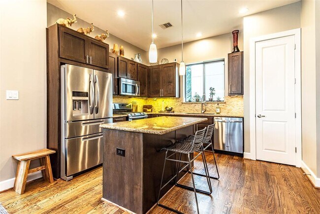 Building Photo - 2510 Chenevert St