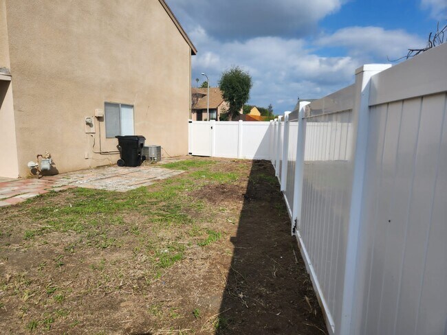 Building Photo - 6839 John Dr