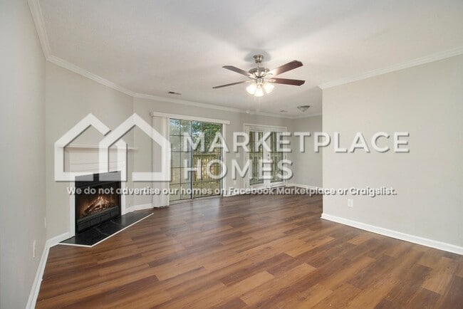 Building Photo - 2033 Charter Ln